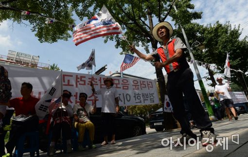 [포토]태극기와 성조기 휘날리며… '이재용 부회장 석방 촉구'