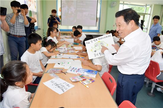 윤장현 광주시장, 충효분교 고(故) 힌츠페터 기자 추모 손편지 쓰기 행사 참석