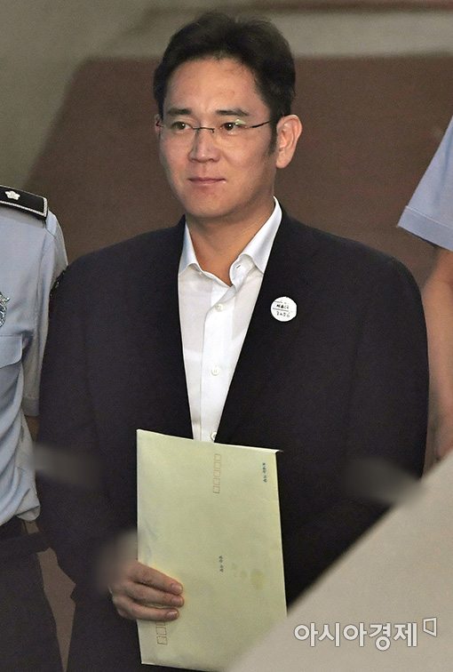 지난달 25일 이재용 삼성전자 부회장이 1심 선고공판에 출석하기 위해 법정으로 들어서고 있다. (사진=문호남 기자)