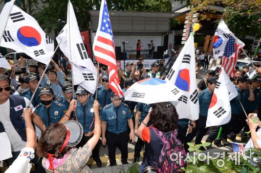 [포토]노동당 기자회견에 항의하는 박사모