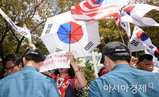 [포토]노동당 기자회견에 항의