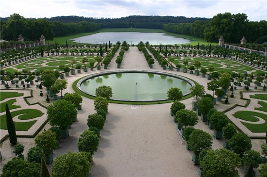 프랑스 루이14세 때 만든 베르사이유 궁전의 정원. 물을 끌어오기 위해 1400여개의 수차를 매일 인력으로 돌려야 했다.(사진=위키피디아)