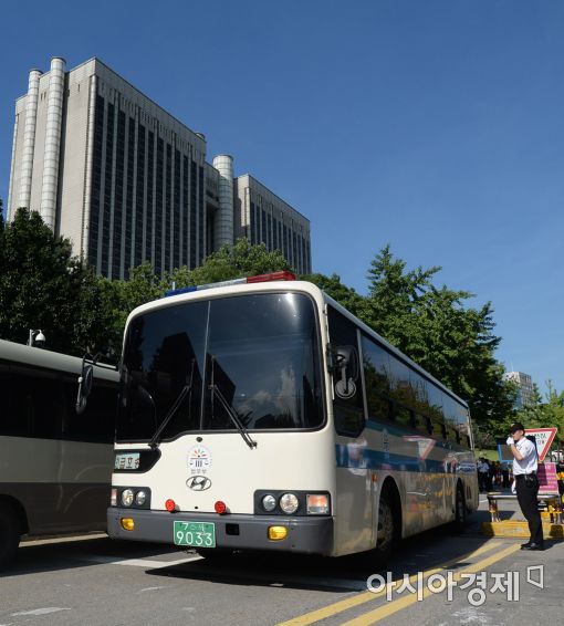 [포토]5년형 선고 받은 이재용, 법원 나서는 호송차량