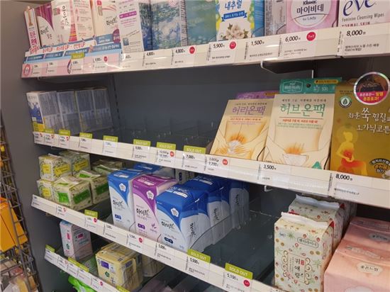 생리대 가격, 10년 전보다 37% 뛰었다…'찔끔' 내리고 '크게' 올리고