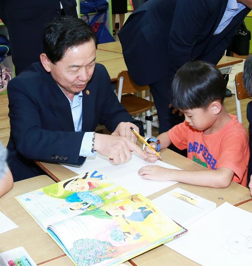 김상곤 부총리 겸 교육부장관이 25일 오후 세종시에 위치한 연양초등학교 돌봄교실을 찾아 학생들을 만나고 있다.