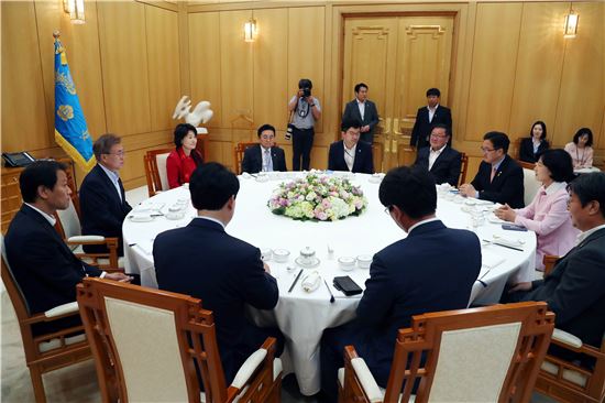 文 대통령, 오늘 청와대서 민주당 의원들과 오찬…정기국회 앞두고 당-청 소통