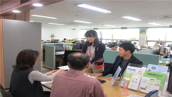 지난 24일 동작구청 부과과 직원들이 주민들에게 유공납세자에 대해 홍보하고 있다.