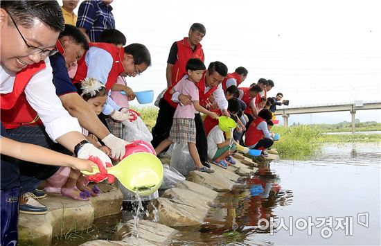 [포토]광주 북구·영산강 어메니티 봉사단, 치어방류 행사