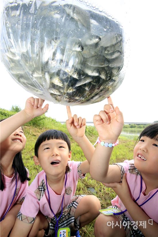 [포토]광주 북구·영산강 어메니티 봉사단, 치어방류 행사