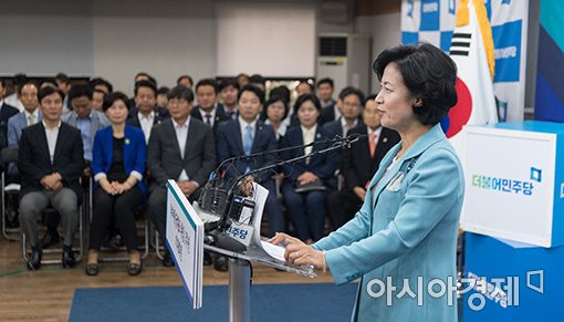 [포토]기자간담회 갖는 추미애 대표