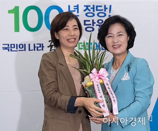 [포토]이낙연 총리에게 축하 난 받는 추미애 대표