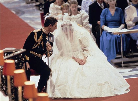 1981년 7월29일 다이애나 빈과 찰스 왕세자가 결혼식에서 다정한 포즈를 취하고 있다. (사진출처=AP연합)