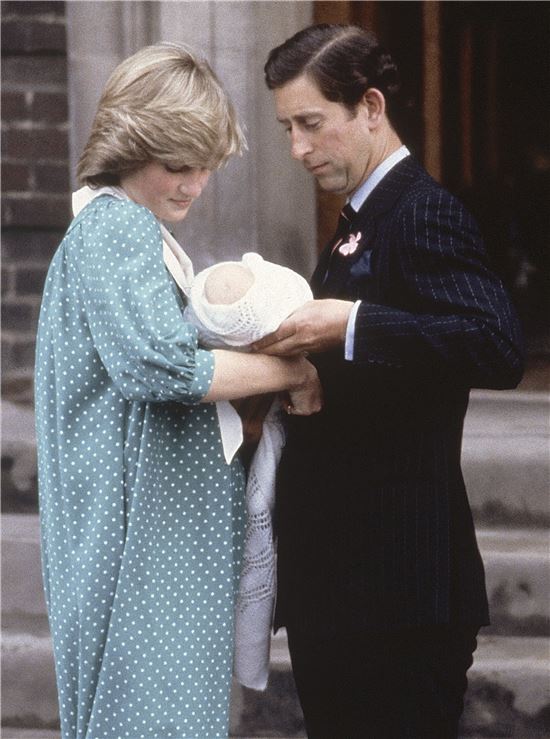 1982년 6월22일 다이애나 빈과 찰스 왕세자가 갓 태어난 윌리엄 왕세손을 바라보고 있다. (사진출처=AP연합)