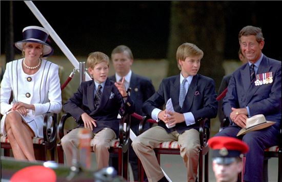 1995년 8월19일 다이애나 빈과 찰스 왕세자가 윌리엄 왕세손ㆍ해리 왕자와 함께 공식 행사에 참석한 모습. (사진출처=AP연합)