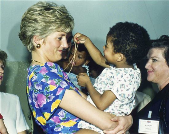 1991년 4월24일 다이애나 빈이 브라질 상파울로에서 HIV 바이러스에 감염된 한 아이를 앉고 있다. (사진출처=AP연합)