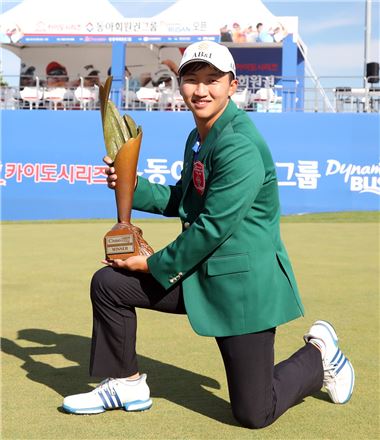 김홍택이 동아회원권그룹오픈 우승 직후 트로피를 들고 기념 촬영을 하고 있다. 사진=KGT