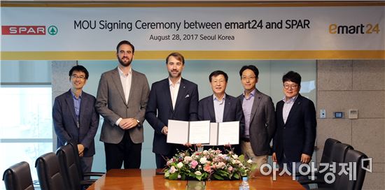 28일 오전 성수동에 위치한 이마트 본사에서 토비아스 와스무트 스파 대표(왼쪽에서 세번째)와 김성영 이마트24 대표(오른쪽에서 세번째) 등 관계자들이 업무협약 기념 촬영을 하고 있다.

