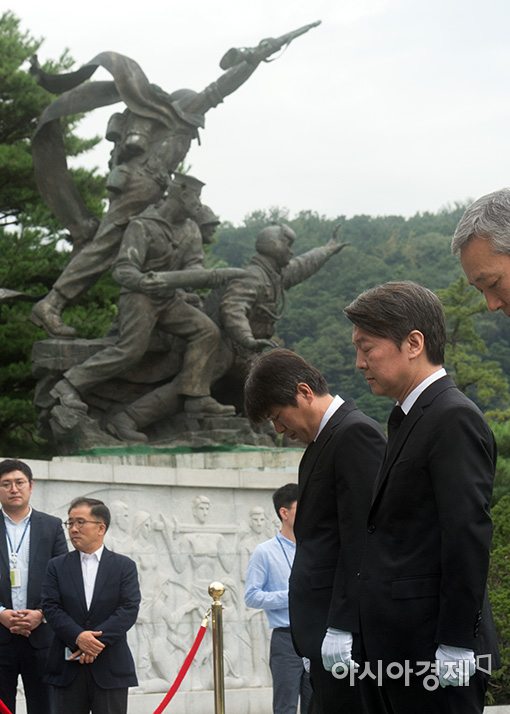 [포토]현충원 찾은 안철수 신임 당 대표