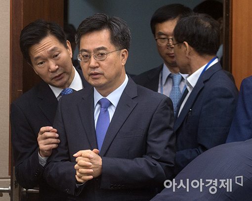 [포토]기재위 출석하는 김동연 경제부총리