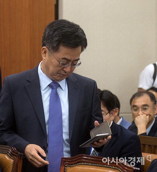 [포토]핸드폰 확인하는 김동연 부총리