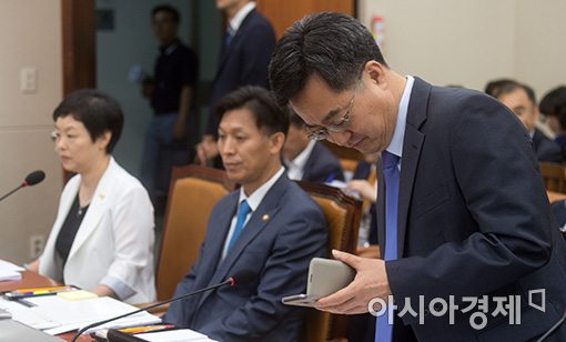 [포토]핸드폰 확인하는 김동연 경제부총리