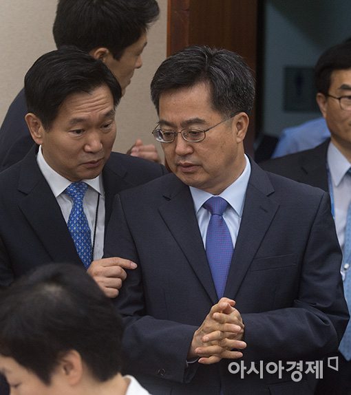 [포토]보고받는 김동연 경제부총리