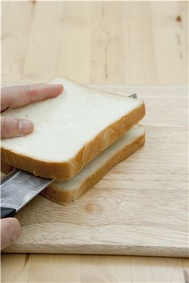 1. 식빵의 옆면에 빵칼로 칼집을 넣는다.