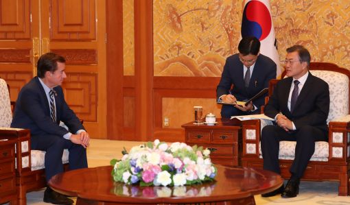문재인 대통령이 28일 오전 청와대에서 에드 로이스 미국 하원 외교위원장을 만나 환담하고 있다. (사진=연합뉴스)
