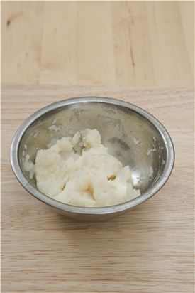 2. 감자는 껍질을 벗긴 후 우유 1컵을 넣어 삶아 뜨거울 때 곱게 으깬 후 소금, 후춧가루를 넣어 간을 한다. 