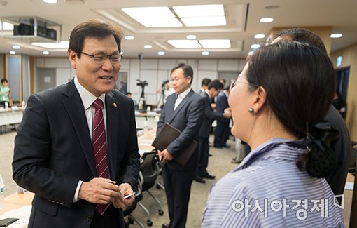 [포토]김현아 의원과 이야기 나누는 최종구 위원장