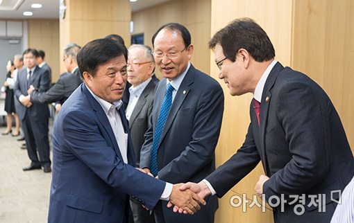 [포토]이진복 정무위원장과 인사하는 최종구 위원장