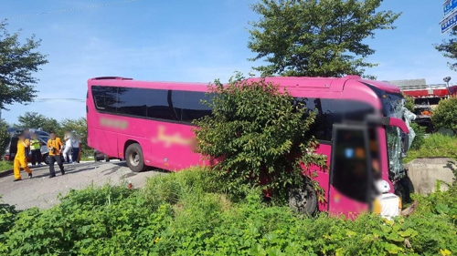 거제 통학버스와 마을버스 추돌…1명 사망·11명 경상
