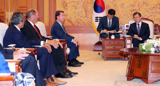 문재인 대통령이 28일 오전 청와대에서 에드 로이스 미국 하원 외교위원장 등 의원단을 만나 이야기를 나누고 있다. 오른쪽부터 문 대통령, 로이스 외교 위원장, 테드 요호 하원의원, 에미 베라 하원의원. 사진=연합뉴스