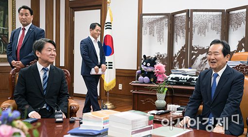 [포토]환담 나누는 정세균 의장·안철수 대표