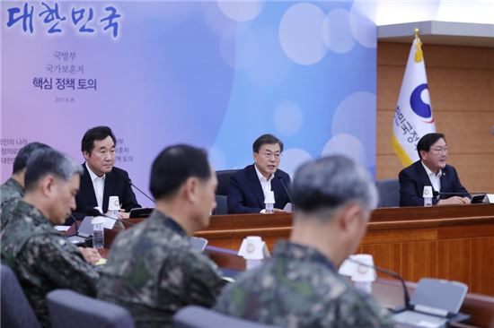 [양낙규의 Defence Club]문재인 VS 김정은 '군사적 기싸움' 최고조