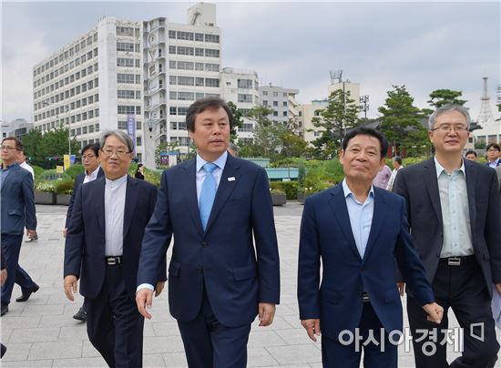 윤장현 광주광역시장이 28일 오후 도종환 문화체육부 장관과 함께 옛 전남도청을 둘러보고 있다./광주광역시 제공