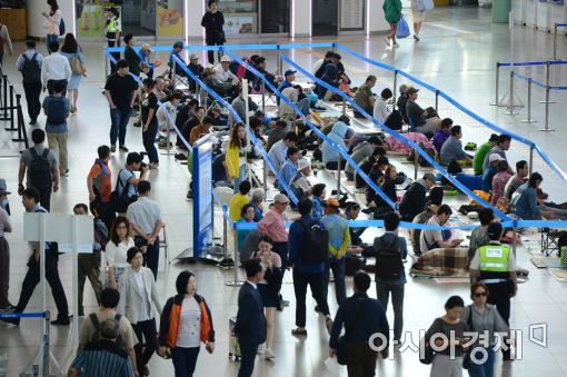 [포토]북적이는 서울역 대합실