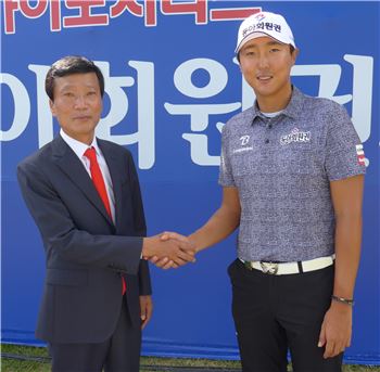 변진재(오른쪽)가 동아회원권 입단 직후 김영일 회장과 악수를 나누고 있다.