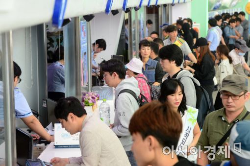 지난 달 29일 서울역에 추석열차표를 예매하려는 인파가 몰려들고 있다.