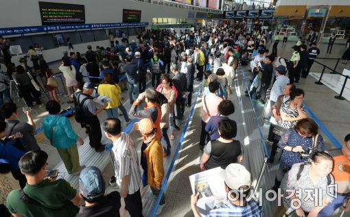 [포토]북적이는 서울역 대합실