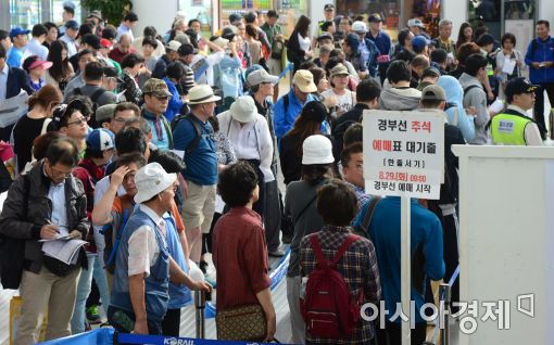 [포토]추석 열차표 예매로 북적이는 서울역 대합실