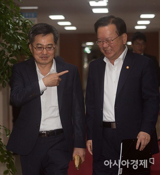 [포토]국무회의 참석하는 김동연 부총리·김부겸 행안장관