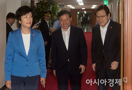 [포토]국무회의 참석하는 김영주·김영춘·최종구