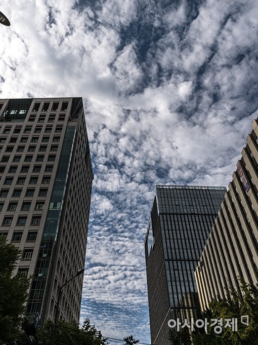 [포토]빌딩숲 사이로 보이는 양털구름