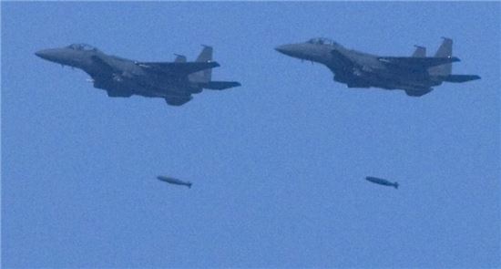 공군 F-15K 4대 출격, 폭탄 8발 투하 훈련…북 미사일 도발에 ‘무력 시위’(종합)