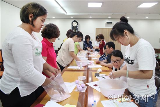 [포토]광주동구, 바스붐·클린징 젤 천연화장품 만들기 실시