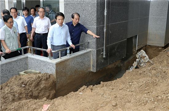 남경필 경기도지사가 경기도 화성 부영아파트 부실공사 현장을 찾아 관계자들로부터 설명을 듣고 있다.