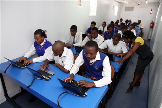 아프리카총괄은 지난 2011년부터 가나, 케냐, 에티오피아 3개국에서 태양광 인터넷 스쿨을 개관한데 이어 지난해 우간다 등으로 관련 프로그램을 확대하고 있다. 