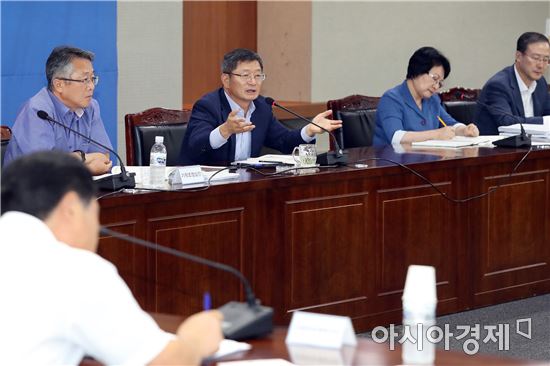 김갑섭 전라남도지사 권한대행은 29일 오후 도청 서재필실에서 전남 인구문제 극복 종합대책 보고회를 주재하고, 실국별 과제 추진상황과 인구절벽 해소방안을 논의했다. 사진제공=전남도
