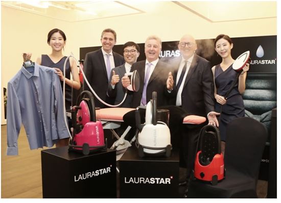 스위스 프리미엄 스팀다리미 브랜드 '로라스타'의 한국 공식 론칭 행사에 참석한 회사 관계자들과 홍보모델들이 기념촬영을 하고 있다. 